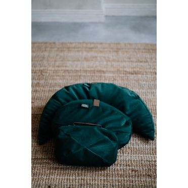 Zestaw trzech zielonych poduszek WELLB: półksiężyc, fasolka i prostokątna do praktyki jogi.